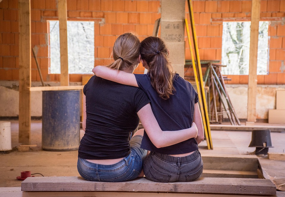 dvě ženy na stavbě domu