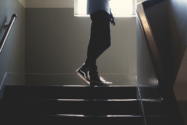 chůze po schodech