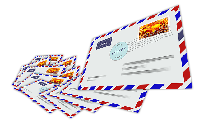 hromádka obálek pro zahraniční poštu