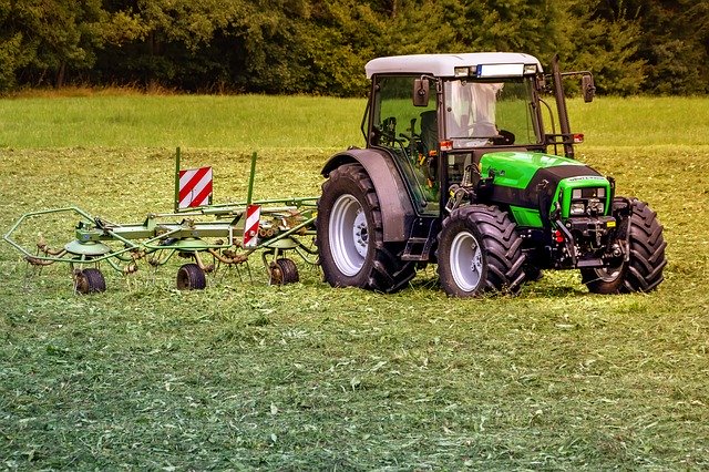 traktor – jedno z klasických tažných zařízení